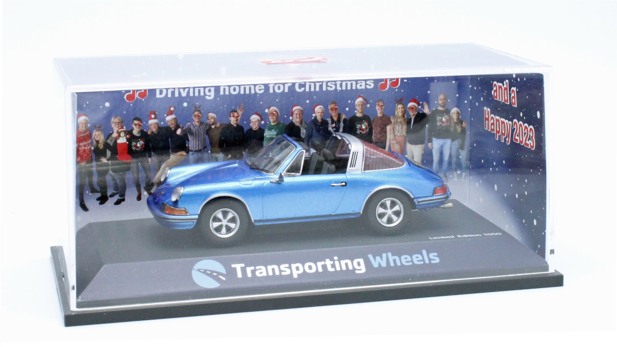 Schuco miniatuur met klantspecifieke inlay en sticker op de sokkel