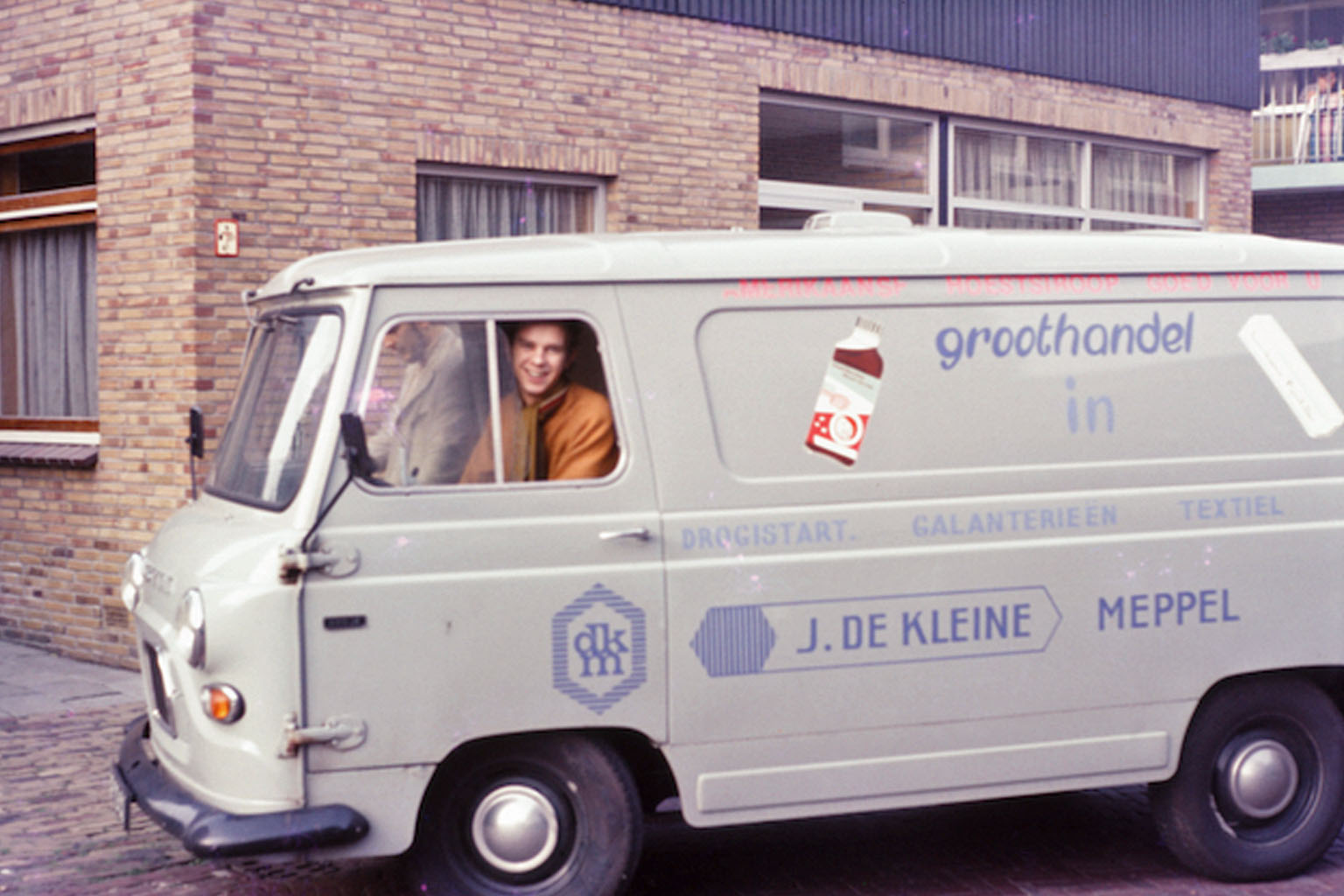 E.J. de Kleine met de bestelbus van J. de Kleine bij de Noteboomstraat in Meppel